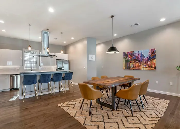 Stunning 4 Bedroom Townhouse In Mid City